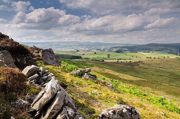 Simonside Hill crags The Simonside Hills near Rothbury in Northumberland are popular with walkers being rich in ancient heritage and mystery rothbury northumberland stock pictures, royalty-free photos & images