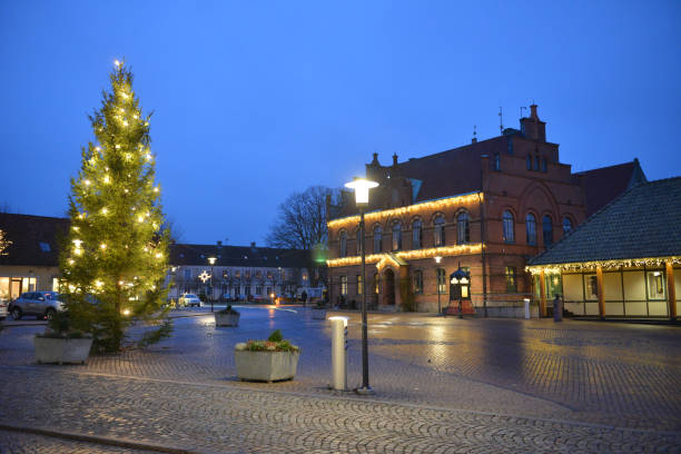 simrishamns centrum och gamla rådhuset under december twilight timmar - österlen bildbanksfoton och bilder