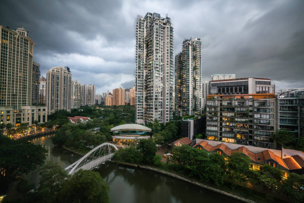 singapore luchtfoto rivier weergave en robertsan kade en brug met bewolkte stormachtig weer - robertson stockfoto's en -beelden