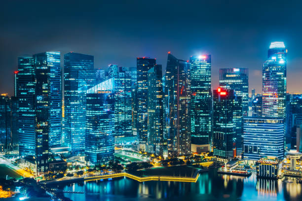 singapore stadssilhuetten. business district flygfoto. downtown landskap återspeglas i vatten på natten i marina bay. resor stadsbilden - finanskvarter bildbanksfoton och bilder