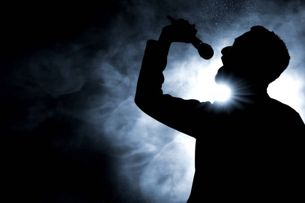 zanger zingen silhouet - artiest stockfoto's en -beelden