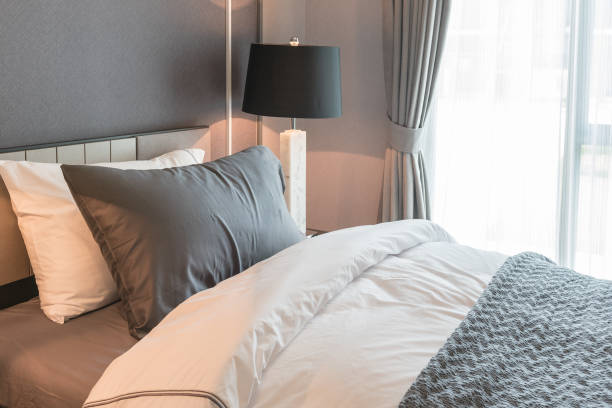 cama individual con negro Lámpara de dormitorio de estilo clásico - foto de stock
