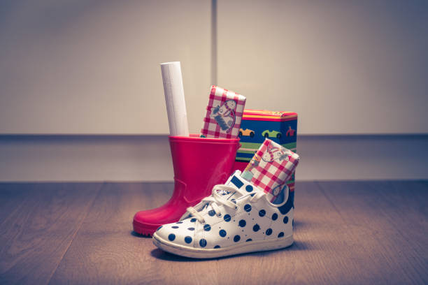 sinterklaas, children put down the shoe, early in the morning, typical dutch party tradition, get presents, sweets and a letter in your shoe, (put the shoe down) december 5, santa claus, - sinterklaas cadeaus stockfoto's en -beelden