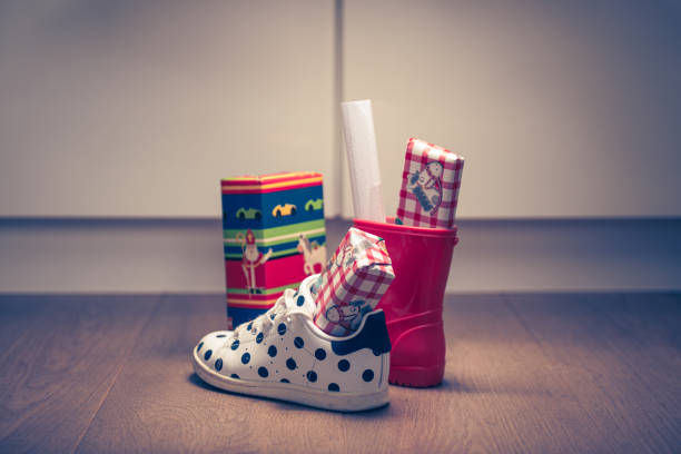 sinterklaas, children put down the shoe, early in the morning, typical dutch party tradition, get presents, sweets and a letter in your shoe, (put the shoe down) december 5, santa claus, - sinterklaas cadeaus stockfoto's en -beelden