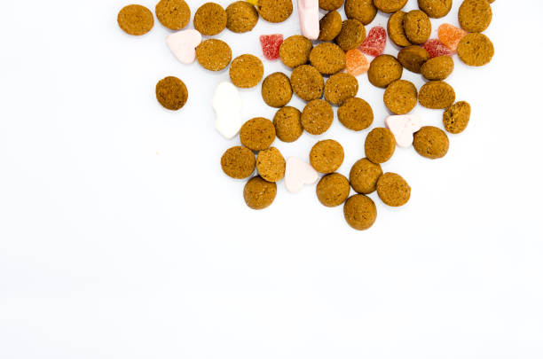 sinterklaas specerijen noten op witte achtergrond - kruidnoten stockfoto's en -beelden