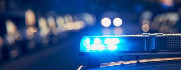 luz de sirena en el techo del coche de policía - police fotografías e imágenes de stock