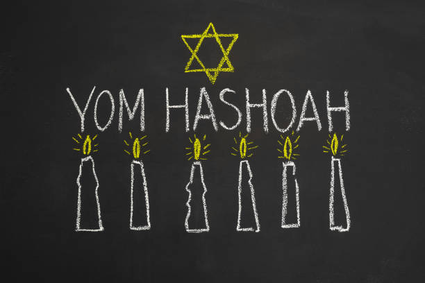шесть свечей и надпись на доске yom hashoah - день памяти жертв холокоста и героизма - holocaust remembrance day стоковые фото и изображения