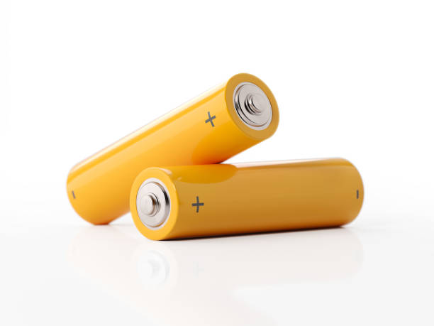 twee gele aa formaat batterijen op witte achtergrond - battery stockfoto's en -beelden