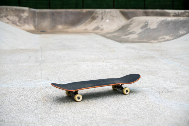 planche à roulettes sur un skate park. - skate board photos et images de collection