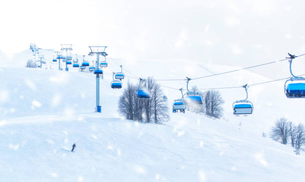 ski- und winterurlaub - alpen unscharf winter stock-fotos und bilder