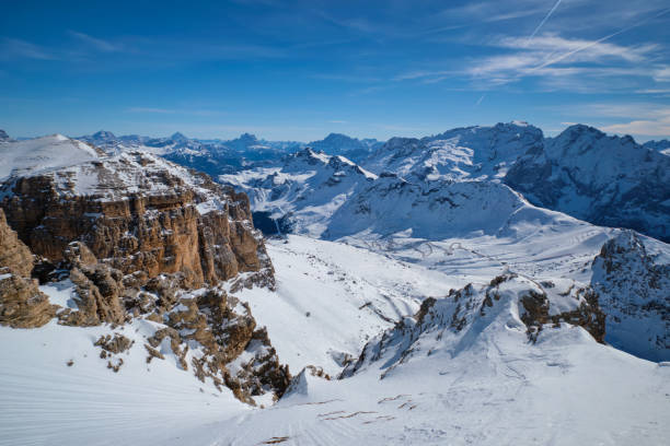 горнолыжный курорт в доломитовых альпах, италия - marmolada стоковые фото и изображения