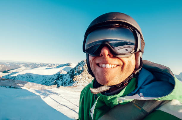skiër man portret in veilige ski-uitrusting - posing with ski stockfoto's en -beelden