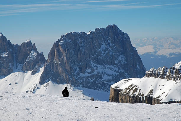 лыжница на лыжах на горнолыжном курорте итальянский доломитовые альпы - marmolada стоковые фото и изображения