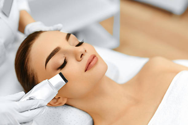 Skin Care. Ultrasound Cavitation Facial Peeling. Skin Cleansing Skin Care. Close-up Of Beautiful Woman Receiving Ultrasound Cavitation Facial Peeling. Ultrasonic Skin Cleansing Procedure. Beauty Treatment. Cosmetology. Beauty Spa Salon. peeling off stock pictures, royalty-free photos & images