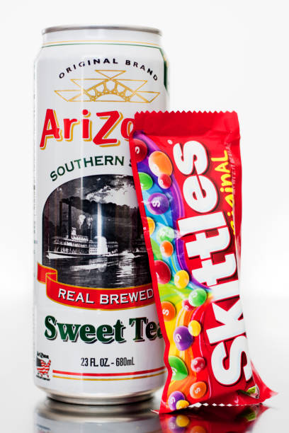 skittles and an arizona iced tea - skittles 個照片及圖片檔