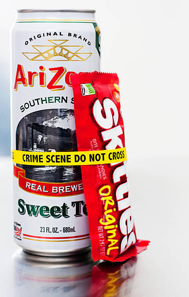 skittles and arizona iced tea crime scene - skittles 個照片及圖片檔