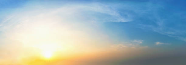 스카이 블루와 오렌지 빛 하늘에 구름을 통해 해의 - 태양 하늘 뉴스 사진 이미지