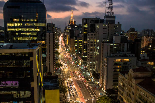 linha do céu da cidade de são paulo à noite - avenida paulista - fotografias e filmes do acervo