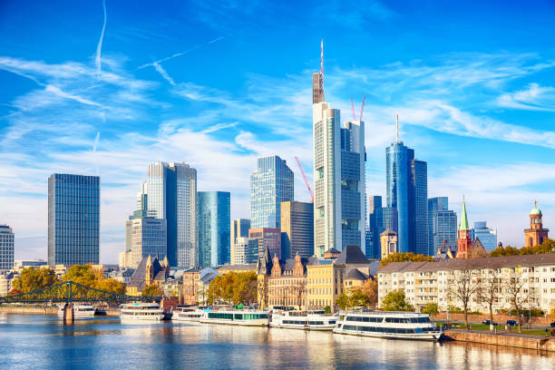 skyline pejzaż frankfurtu, niemcy w słoneczny dzień. frankfurt nad menem w finansowej stolicy europy. - frankfurt zdjęcia i obrazy z banku zdjęć
