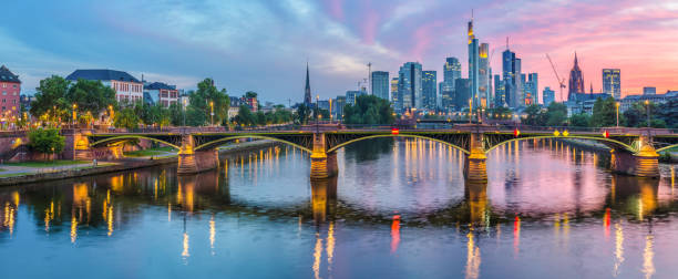 скайлайн франкфурт на закате - frankfurt стоковые фото и изображения