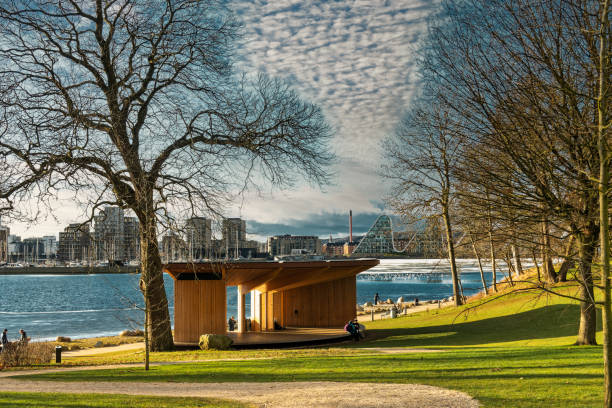 skyttehuset scène ouverte à vejle par le fjord, danemark - vejle photos et images de collection