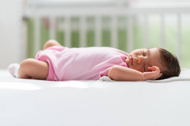 slapende pasgeboren baby meisje - cradle to cradle stockfoto's en -beelden