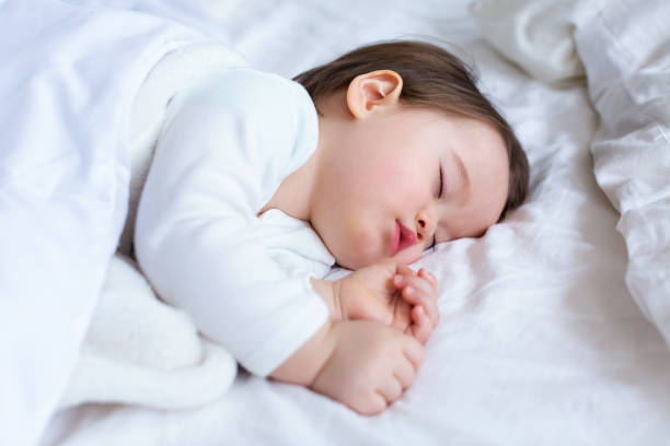 眠い幼児少年睡眠 - babies or children ストックフォトと画像