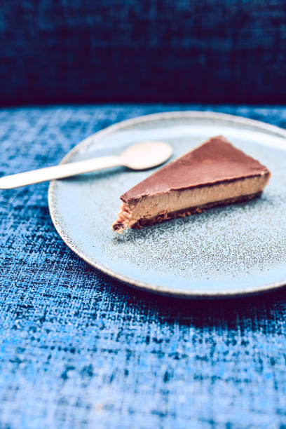 a slice of cheesecake ready for serving - serving a slice of cake imagens e fotografias de stock