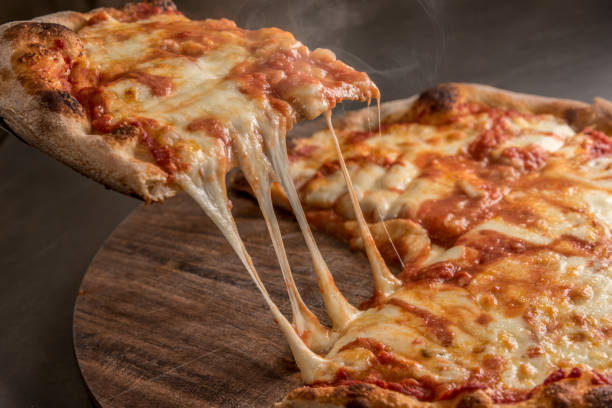 fetta di pizza con pomodoro e mozzarella di fusione calda fusa - spezia napoli foto e immagini stock