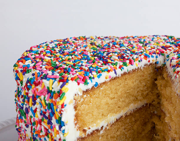 fatias de bolo de camadas com confeito colorido para bolos - serving a slice of cake imagens e fotografias de stock