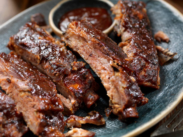 slow roasted st. louis style baby back pork ribs - barbecue maaltijd stockfoto's en -beelden