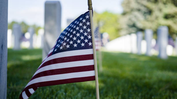 pequeñas banderas americanas junto a lápidas de mármol blanco en el fuerte logan - memorial day fotografías e imágenes de stock