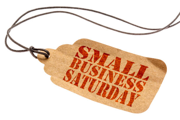pequeño texto de negocio sábado en etiqueta de precio papel - small business saturday fotografías e imágenes de stock