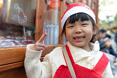 クリスマスマーケットを楽しむ小さな子供