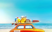 Kleines Retro-Auto mit Gepäck, Gepäck und Strandausrüstung auf dem Dach, vollgepackt, bereit für den Sommerurlaub, Konzept eines Roadtrip mit Familie und Freunden, Traumziel, sehr lebendige Farben mit dominantem blauen Himmel und Ozean und leuchtend or
