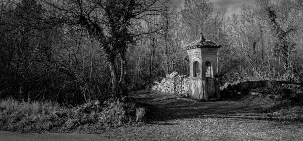 a small shrine at the entrance to the village - tadic stockfoto's en -beelden