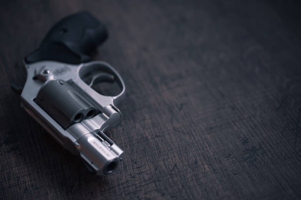 маленький серебряный револьвер пистолет - gun violence стоковые фото и изображения