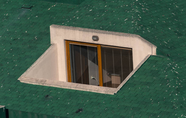 klein terras aan de bovenkant van een groen dak - teras overkapping stockfoto's en -beelden
