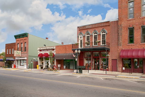 Small Town America Main street in downtown Warsaw, Indiana, USA old town stock pictures, royalty-free photos & images