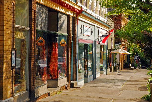 small town shopping in the hudson valley - loja imagens e fotografias de stock