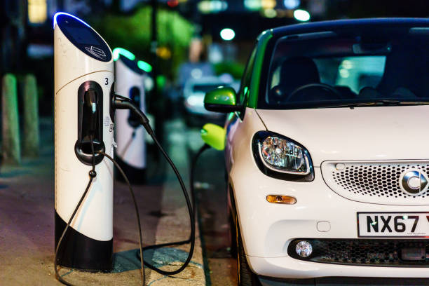 smart electric car charging in the london street st night. - car charger imagens e fotografias de stock