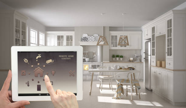smarta hem fjärrkontroll system på en digital tablett. enhet med app-ikoner. interiören i skandinaviska vitt och trä kök i bakgrunden, arkitektur och design. - smart home bildbanksfoton och bilder