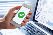 Smartphone con marca de verificación verde en la pantalla, validado, confirmado, completado, aprobado