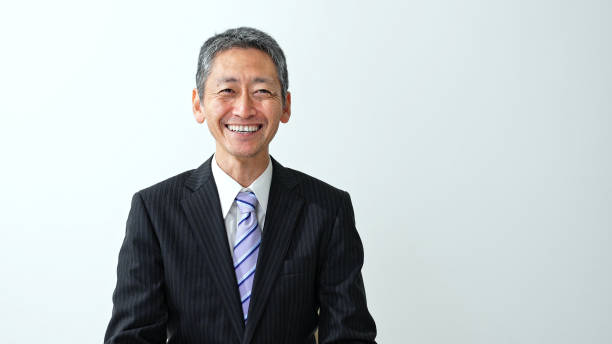 glimlachende midden oude aziatische zakenman. - japanse etniciteit stockfoto's en -beelden