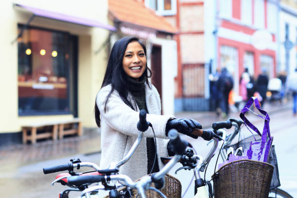 leende kvinna cykling i helsingborg, sverige - helsingborg bildbanksfoton och bilder