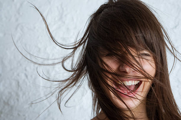 sonriente joven mujer - cabello humano fotografías e imágenes de stock