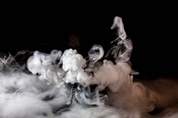 rook in het donker - smoke alarm stockfoto's en -beelden