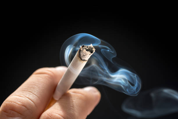 남성 손 연기 담배 - 니코틴 뉴스 사진 이미지