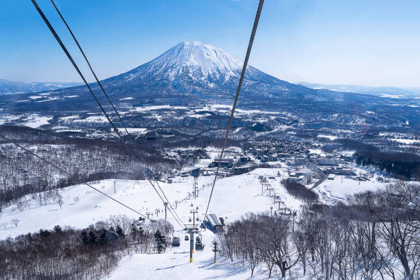 snow ski-activiteit op mount yotei, niseko hokkaido japan - hokkaido stockfoto's en -beelden