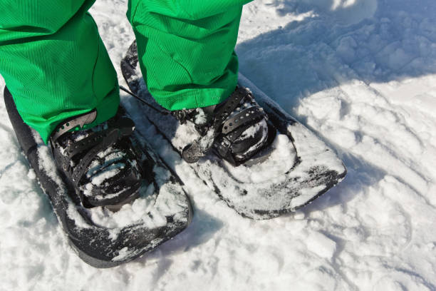 snowblades on feet close up - kemerovo imagens e fotografias de stock
